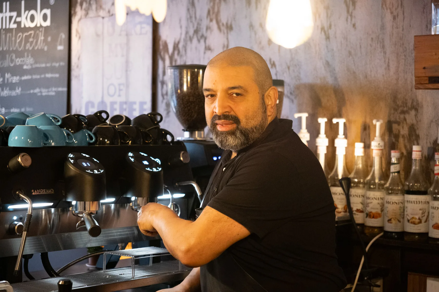 Mit Liebe zum Barista-Handwerk zubereitet an der Siebträgermaschine