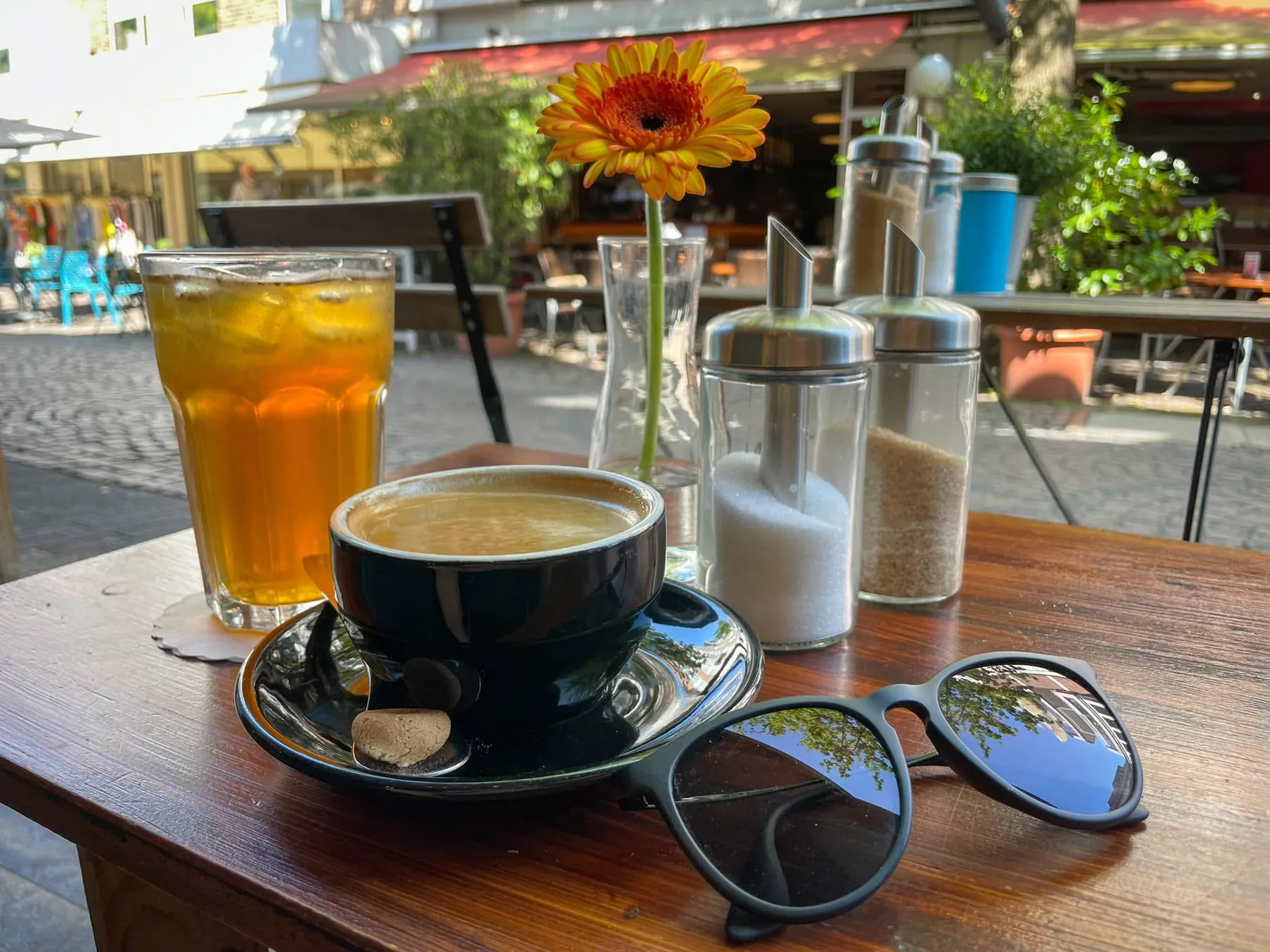 Aromatischer Espresso mit italienischer Kaffeekultur und Eistee auf der Holzgasse